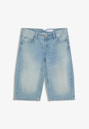 Svetlomodré rifľové kraťasy po kolená s prednými vreckami, pútkami na opasok a zapínaním na gombíky.