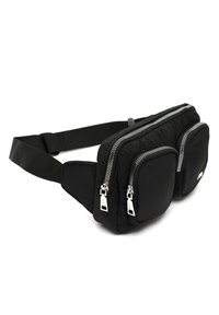 Juodas nailono fanny pack'as su dviem priekiniais užtrauktukais, reguliuojama juosta ir sidabriniais metaliniais užtrauktukais. Tekstūruotas, paminkštintas audinys.