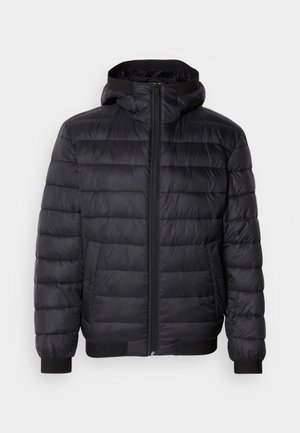 Geacă puffer neagră cu glugă, având umplutură matlasată, fermoar frontal și manșete și tiv elasticizate. Material neted, rezistent la apă.