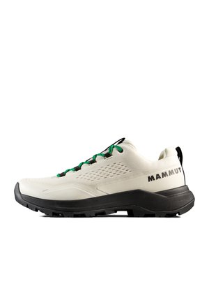 Chaussure de randonnée basse blanche et noire avec des lacets verts, des trous d'aération sur le côté et le logo "MAMMUT" sur le talon.