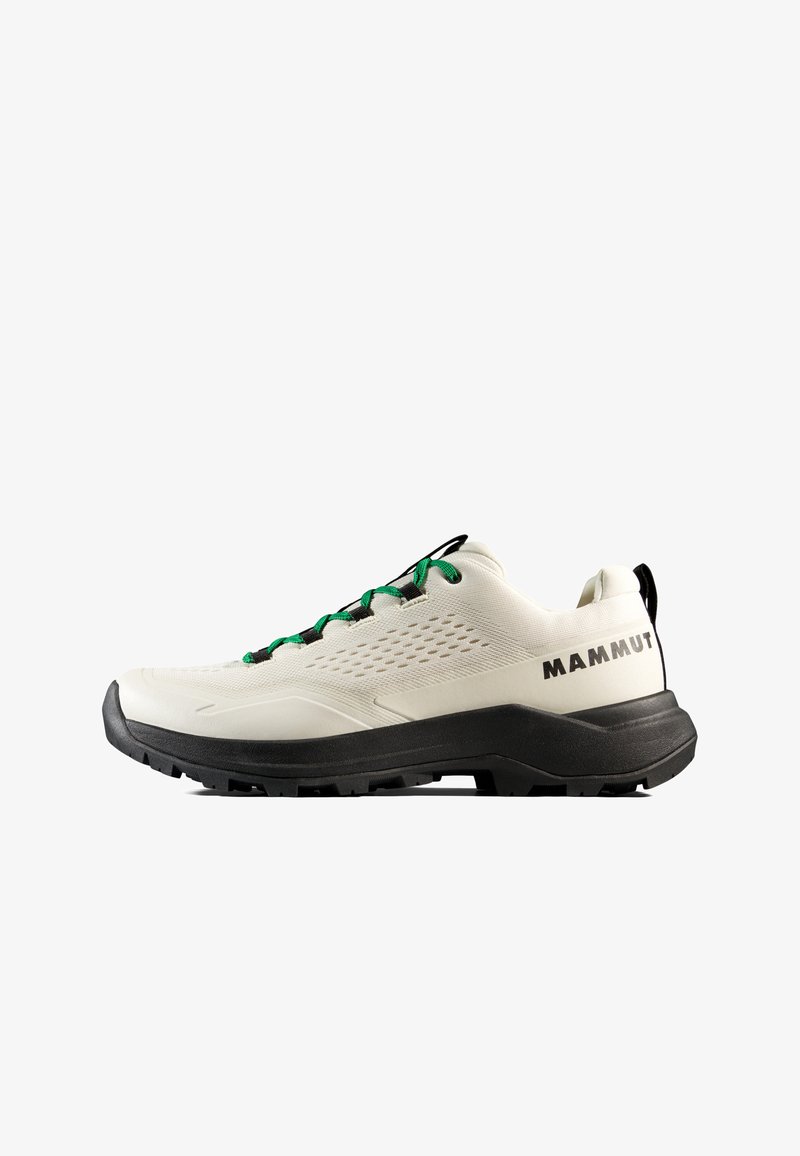 Λευκό και μαύρο hiking παπούτσι με χαμηλή κοπή, πράσινα κορδόνια, τρύπες αερισμού στη πλευρά και τη σήμανση "MAMMUT" στη φτέρνα.