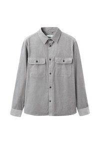 Camisa de pana gris con cuello puntiagudo, mangas largas, dos bolsillos en el pecho y cierre frontal con botones. Presenta una textura acanalada vertical.