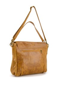 Sac en cuir marron à bandoulière avec un design plat, une fermeture zippée en haut et une poche zippée extérieure, doté de bretelles ajustables et d'une finition texturée.