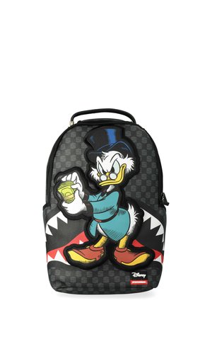 Mochila negra con patrón de cuadros que presenta a un enfadado Rico McPato sosteniendo una moneda y un diseño de boca de tiburón en el bolsillo delantero.