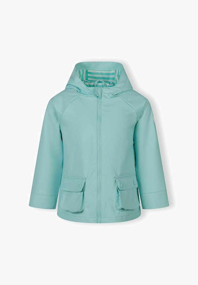 Imperméable bleu clair pour enfants avec capuche, fermeture éclair à l'avant, doublure de capuche rayée, et deux poches à rabat avec boutons.