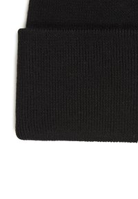 Gorro de punto negro con textura de canalé y puño doblado. Fabricado con un material suave y elástico. Diseño simple, sin patrones ni acentos.