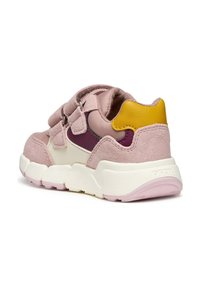Baskets en suede rose et mesh avec une semelle en caoutchouc blanc, dotées d'un accent jaune au talon et de deux bandes Velcro pour la fermeture.
