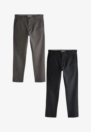 Dvi kelnių poros: vienos tamsiai pilkos, kitos juodos. Abi turi tiesų kirpimą, keturias kišenes ir mygtukų uždarymą. Lygus medžiagos tekstūra.