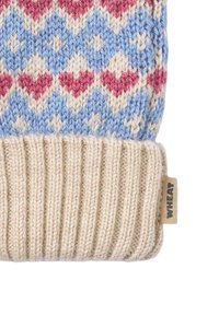 Strickmütze mit geometrischem Muster in Blau und Pink oben, einem cremefarbenen gerippten Bündchen und einem kleinen Etikett.