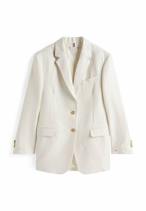 Blazer blanco con rayas finas, solapa con muesca, dos bolsillos delanteros con solapa, bolsillo en el pecho y dos botones marrones, presentado plano sobre fondo blanco.