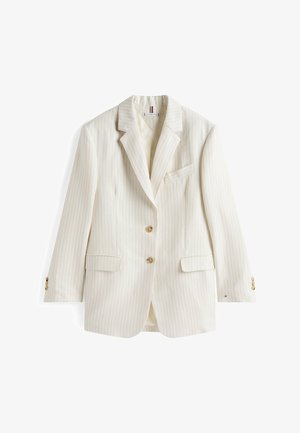 Biały żakiet w cienkie prążki z klapą z wycięciem, dwoma kieszeniami z patkami z przodu, kieszenią na piersi i dwoma brązowymi guzikami, ułożony na płasko na białym tle.