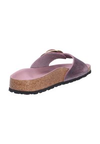 Sandal con suola in sughero in camoscio viola, dotato di un accento dorato sulla fascetta, tacco piatto e suola in gomma testurizzata per una migliore aderenza.
