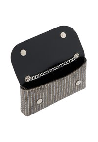 Texturált bézs és szürke csíkos külsővel rendelkező clutch táska, fekete belső spejzolással, patent zárakkal és ezüst láncos részlettel.