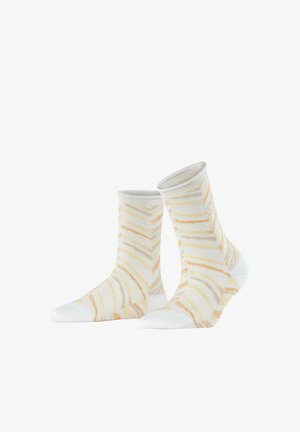 Paire de chaussettes mi-mollet avec une base blanche et un motif de rayures irrégulières orange et jaune, présentées debout sur un fond blanc uni.