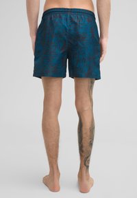 Zwemshorts in donkerteal met abstract zwart loofpatroon, elastische tailleband, boven de knie lengte, gemaakt van lichtgewicht synthetisch materiaal.