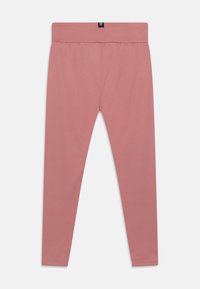 Rosa leggings med en myk, elastisk tekstur og en elastisk midje. Ingen synlige mønstre eller detaljer. Designet for komfort og fleksibilitet.