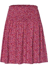 Falda rosa con smocks y un patrón floral que presenta formas de hojas naranjas y moradas. Tiene un diseño acampanado y está hecha de tejido ligero.