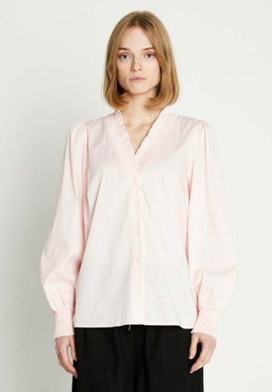 Lyserød bluse med V-hals og flæsekanter, med lange puffærmer og knaplukning, lavet af et glat stof.