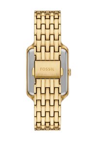 Montre en acier inoxydable doré avec un cadran rectangulaire et un bracelet tissé texturé. Le fermoir arbore un logo "FOSSIL" gravé.