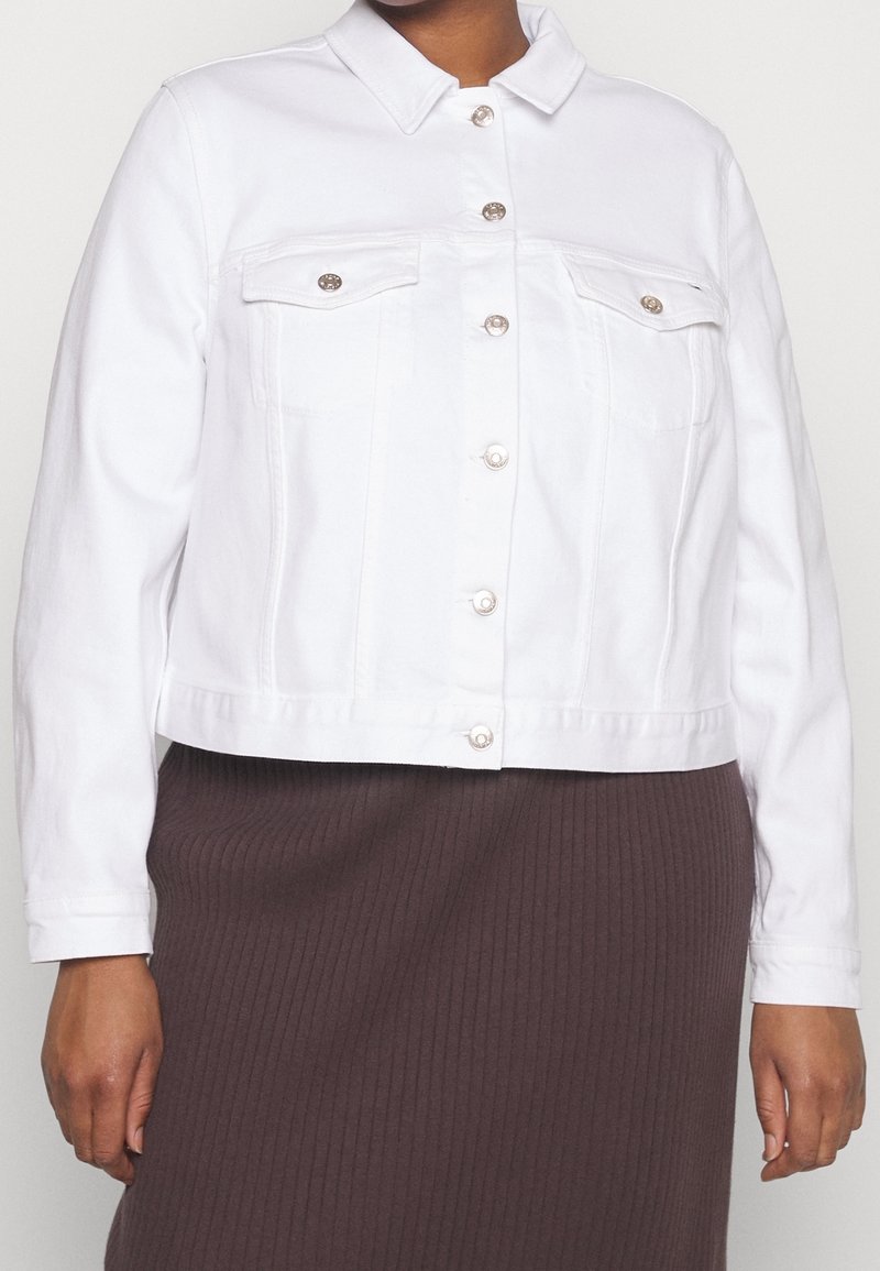 Weiße Denimjacke mit Kragen, silberner Knopfleiste, zwei Brusttaschen und langen Ärmeln; verfügt über ein kurzes Design.