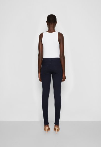 Filippa K LOLA SUPER STRETCH - Calças de ganga de corte skinny - mid dark denim