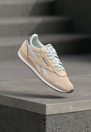 CLASSIC AZ - Sporta apavi - muted clay/moon/purple fusion