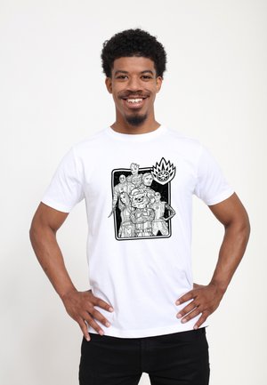 Biała bawełniana koszulka z czarnym nadrukiem graficznym przedstawiającym postacie w prostokątnej ramce, umieszczona na tle gwiaździstego nieba.