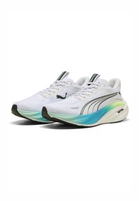 Scarpe sportive bianche con tomaia a maglia testurizzata, accenti neri e suole in gradiente da teal a bianco. Presentano un colletto imbottito e un design con lacci.