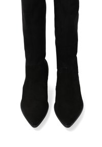 Zwarte suède over-de-knie laarzen met spitze neuzen. Gladde textuur, strakke pasvorm en minimale stikdetails. Platte zolen.