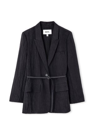 Czarna teksturowana marynarka z wykładanym kołnierzem, pojedynczym zapięciem na guzik, detalem w postaci paska i dwoma przednimi kieszeniami z klapami, prezentowana na białym tle.