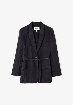 Blazer negro texturizado con solapas entalladas, cierre de un solo botón, detalle de cinturón y dos bolsillos delanteros con solapa, mostrado sobre un fondo blanco.