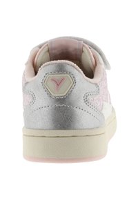 Sneaker argento con materiale texturizzato, dettagli rosa e glitter sul tallone. Presenta un colletto rotondo e imbottito e una suola spessa.