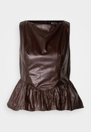 Brun læder peplum top med en rund halsudskæring, tekstureret overflade og en flared flæse ved kanten. Rent, minimalistisk design.