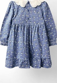 Blaues Blumenkleid mit langen Ärmeln, weißem gewelltem Kragen, Knopfleiste und gerafftem Bund; verfügt über einen Rüschen-Saum und ein zartes Blumenmuster.