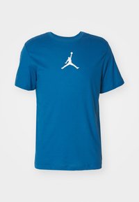 Blå bomullströja med en vit Air Jordan-logotyp på framsidan. Rund hals och korta ärmar med en klassisk passform.