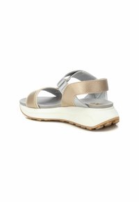Sandalias ligeras con un exterior texturizado en dorado y plata, correas ajustables y una suela acolchada blanca con una suela estriada.