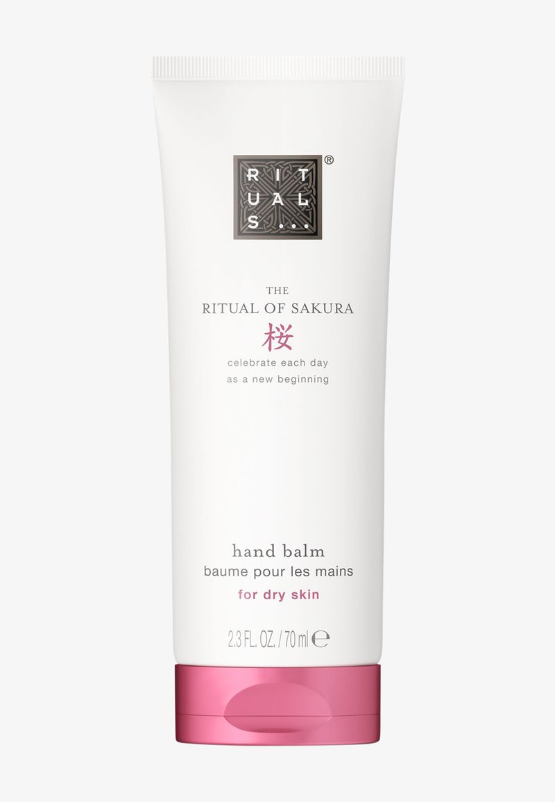 Håndbalsamtube, "The Ritual of Sakura", for tørr hud, hvit med rosa hette, 70 ml, tekst på engelsk og fransk.