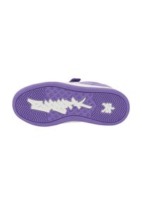 Suela de zapatilla morada con goma texturizada, con un logo estilo graffiti blanco y un patrón de relieve para mayor agarre. Visibilidad de una correa de velcro.
