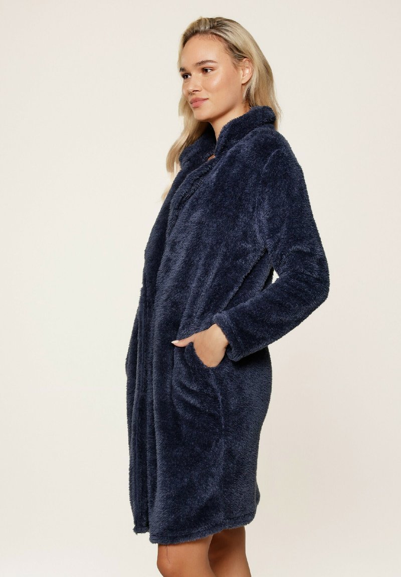 blue fluffy dressing gown A deep blue veil of softness. This cotton fleece bathrobe highlights the waist and envelops the silhouette with delicate elegance