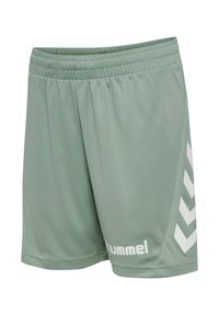 Lysegrønne atletikshorts med elastisk taljebånd, hvide chevronstriber på siden og "hummel"-logo nær kanten.