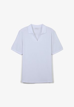 Polo blanc avec une texture côtelée, des manches courtes et un décolleté en V. Fabriqué en tissu doux, avec un col classique.