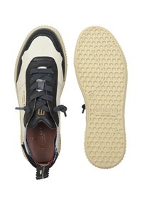 Sneaker con tomaia in pelle nera e dettagli in crema, caratterizzate da lacci grigi, una suola in gomma con motivo a nido d'ape e un interno marchiato.