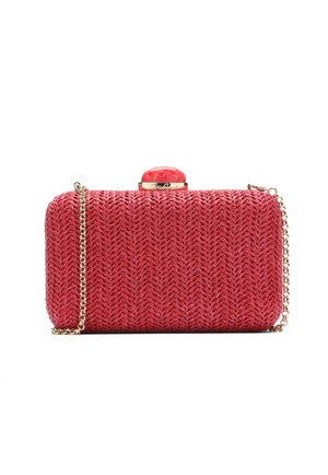 Rdeča tkanina torbica s pasom iz zlate verige. Na vrhu dekorativna rdeča zaponka v obliki kabošona. Ima teksturiran vzorec ribje kosti.
