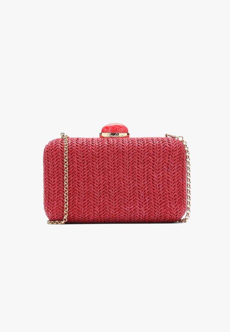 Rød vævet clutch taske med en guldkæde-rem. Dekorativ rød cabochon-lukning på toppen. Har et tekstureret fiskebenmønster.
