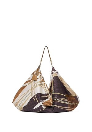 Grande borsa morbida con catena e motivi geometrici in marrone, beige e crema, caratterizzata da una singola tracolla sottile e tag in pelle.