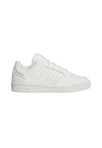 Sapatilha Adidas de cano baixo branca com fecho de atacadores, três riscas laterais perfuradas e sola de borracha texturizada, vista de lado.