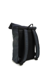 Rolltop rugzak in donkergrijs met een tekstuur van zwart gaas aan de achterkant, gevoerde verstelbare schouderbanden en een ritssluiting aan de bovenkant.