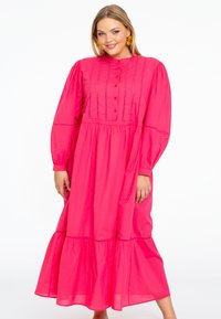 Maxikleid in leuchtendem Pink mit Puffärmeln, aus leichtem Stoff, mit durchgeknöpftem Vorderteil und gerafften Volants am Rock.