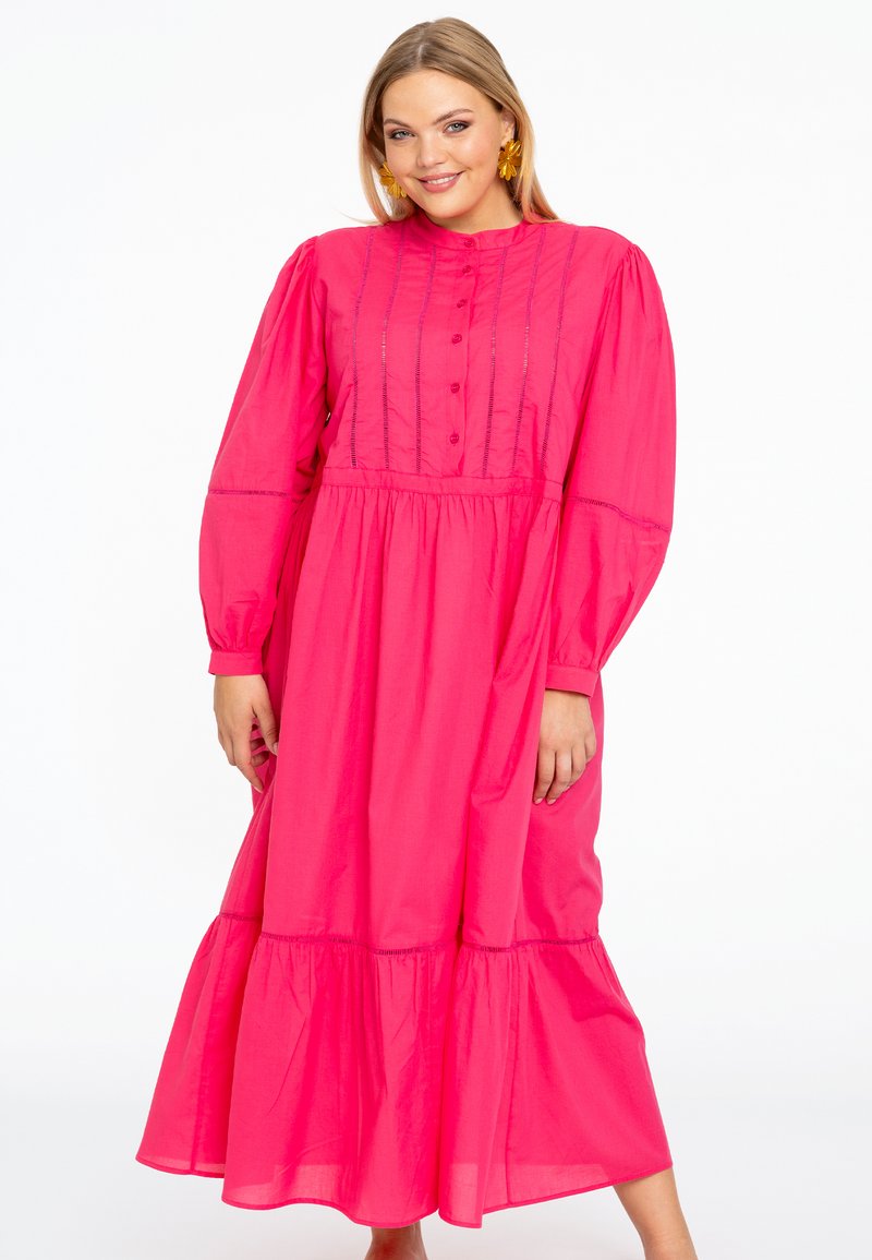 Maxikleid in leuchtendem Pink mit Puffärmeln, aus leichtem Stoff, mit durchgeknöpftem Vorderteil und gerafften Volants am Rock.