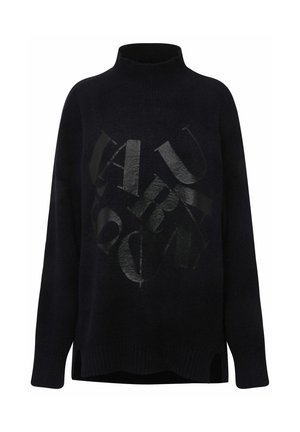 Sort højhalset sweater lavet af blødt stof med et stort mat sort grafisk design. Sideslidsen ved kanten giver lidt ekstra stil.